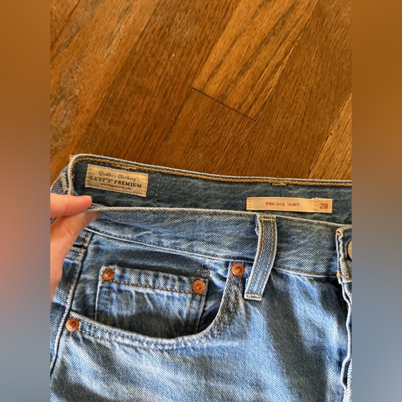 Levi's blue denim “ Rib Cage” mini skirt with frayed hem and button Size: 26” - Picture 5 of 5